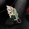 Broche elegante de estilo coreano con forma de hoja y incrustaciones de circonitas coloridas para mujer, de alta gama, ligero y lujoso, para suéter o traje.