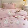 Conjunto de cama de dormitorio de tres piezas de cuatro piezas de invierno con diseño de conejo de dibujos animados de terciopelo de leche, cálido, suave y agradable para la piel.