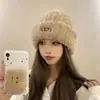 Chapéu de Lã Tricotado com Proteção de Orelha de Pelúcia Novo de Inverno Sensação de Alto Padrão Estilo Coreano Feminino Bonito Moda Versátil Afina o Rosto