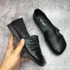 Nuevos estilos de primavera y otoño de zapatos de cuero cómodos para mujer para exportación y ventas transfronterizas, con suela de goma antideslizante, punta redonda y diseño plano, adecuados para madres