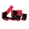 Caja de joyería de cuero rojo PU al por mayor en stock, caja de hierro para embalaje de joyas, anillo, collar, pulsera y traje.
