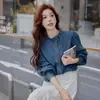 Foto Real de Camisa Jeans Vintage para Mulheres, Outono 2025, Mangas Bufantes, Gola Alta, Corte Slim, Única, Estilosa, Camisa Versátil em Azul