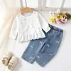 Conjunto de outono de manga comprida para meninas: um top com laço 3D e acabamento em renda, combinado com calça jeans bordada com detalhe de laço - um conjunto de duas peças