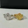 Anillo Exquisitamente Elaborado de Trébol de Cuatro Hojas Grabado con Láser con Artesanía CNC, Gruesamente Chapado en Oro de 18 Quilates, Ofreciendo una Sensación de Lujo Ligero y de Alta Gama de Nicho