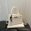 Bolso de mano vintage repujado, bolso tote estilo Kelly con adornos de cuentas de madera, cierre metálico y tamaño pequeño, perfecto para ir al trabajo estilo Melard