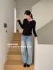 Camiseta Base AMOMI de Manga Larga con Cuello Henley y Cintura de Media Luna para Mujer, Nuevo Estilo Coreano de Principios de Otoño 2026, Ajuste Delgado Simple