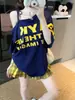 Camiseta de Tirantes con Estampado de Letras y Hombros Descubiertos de Manga Corta para Mujer Verano Diseño Americano Holgado Sexy Top Versátil de Media Manga