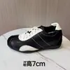 Tênis de treino alemão com estampa de leopardo de 7 cm de alta atratividade para mulheres, tênis esportivos de outono 2026, sapatos versáteis retrô casuais com aumento de altura invisível