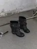 Botas de Cano Pleateado Outono/Inverno 2026 Femininas Retro Fivela com Rebite Botas Empilhadas Solado Grosso Meio da Panturrilha Moda Botas Curtas
