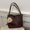 Bolsa de Ombro Texturizada para Roupa de Trabalho Retrô de Grande Capacidade Feminina 2023 Outono e Inverno Nova Bolsa Casual Versátil Bolsa Tote Moderna