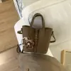 Bolso de mano de cubo estilo nuevo para invierno 2025, bolso cesta elegante de gran capacidad, bolso de hombro cruzado retro personalizado
