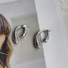 Brincos Minimalistas Estilo Coreano em Formato de Gota d'Água Fluida em C Prata Brilhante de Alto Brilho com Design Único para o Dia a Dia, Fazendo o Rosto Parecer Menor