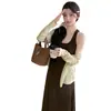Nova roupa de maternidade para o outono: conjunto de duas peças com um vestido colete cor de café, modelador e que esconde a barriga, com uma saia longa fluida e um cardigã