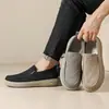 Nuevos zapatos de verano para hombre, de suela blanda, resistentes al desgaste, estilo papá casual para el día a día, zapatos slip-on transpirables y ligeros para hombre