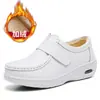Sapatos de enfermagem confortáveis para mulheres para outono e inverno, com sola acolchoada, forro de fleece, plataforma grossa, design versátil, solas antiderrapantes e material respirável, adequados para o trabalho e disponíveis para vendas transfronteiriças.