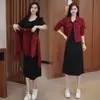 Conjunto de dos piezas para mujer: abrigo corto color burdeos hecho a medida y vestido negro, nuevo estilo otoño 2026, elegante y estiliza la figura