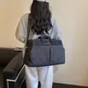 Diseño de tendencia transfronterizo sentido de diseño bolsa de viaje para mujer gran capacidad bloques de color empalmados bolsa de fitness bolsa de equipaje de mano para viaje de negocios de corta distancia