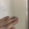 Anillo Hueco Estilo Vintage Cool con Tachuelas de Diamante Cepillado y Temperamento Único, Estilo Niche Old Money, Anillo Apilable con un Toque de Lujo para Mujer