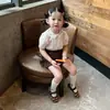 Conjunto de verão para meninas estilo coreano 26 novo modelo, camisa de manga curta plissada com gola de boneca estilo faculdade para menininha com shorts de renda