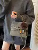 Bolsa de Ombro de Camurça Fosca Retrô de Inverno Grande Capacidade para Mulheres Bolsa Quadrada Pequena de Ombro Único Transversal com Textura Simples