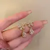 Brincos de Flor de Pérola Coreanos para Mulheres, Brincos de Luxo Leve e de Alta Qualidade, Estilo Novo, Moda de Nicho, Brincos Versáteis Venda por Atacado