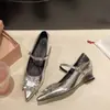 Elegantes zapatos Mary Jane nude de punta estilo coreano para mujer, modelo 2026, con aumento de altura, correa de pedrería y adecuados para combinar con vestidos