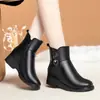 Botines de cuero suave con tacón grueso de invierno para mujer, zapatos de lana, algodón y cuero con forro polar de tacón medio para madres de mediana edad, zapatos de algodón, botas de talla grande