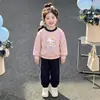 Nuevo atuendo de otoño 2026 para niñas: un conjunto elegante y moderno de dos piezas que incluye una sudadera de manga larga y pantalones con un lindo diseño de burbujas de gato KT