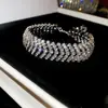 Pulseira Redonda Europeia e Americana Transfronteiriça com Borla e Cravejada de Diamantes, Pulseira Minimalista Moderna de Estilo Nicho com Design Único, Joia de Mão de Nicho