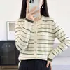 Cardigã de malha listrado com gola redonda em algodão puro para mulheres, com detalhes de botões dourados, mangas compridas, corte solto e um estilo clássico inspirado em Chanel, perfeito para primavera e outono.