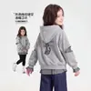 Nova roupa de outer wear de outono para meninas, estilosa e moderna para crianças mais velhas, apresentando um design de duas peças com estampa xadrez, perfeita para primavera e outono