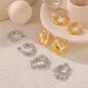 Nuevos pendientes de acero de titanio con hebilla de oreja de piedra hueca elegante de estilo europeo y americano, elegantes y a la moda con forma de flor.