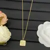 Nuevo Collar Sijia con Placa Cuadrada Incrustada de Diamantes Arco del Triunfo para Mujer, Diseño de Nicho Francés de Lujo Ligero, Cadena de Clavícula Completa de Diamantes de Alta Gama