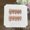 Una [Cadena de Cristal Nude] Temperamento Simple Nude Hielo Rosa Transparente Hebilla Apilada Diamantes de Imitación Ojo de Gato Sonriente Uñas Portátiles Hechas a Mano