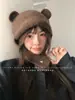 Gorro de punto de lana lindo para mujer Dingzouxiaoxiong que hace que la cara parezca más pequeña, contiene lana, es cálido para otoño e invierno y tiene protección para los oídos, similar a un gorro Lei Feng