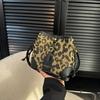 Nuevo bolso de cubo retro de diseño de nicho de moda 2023, bolso de mujer con estampado de leopardo, estilo occidental simple, de gran capacidad y combinable