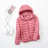 En Stock Invierno 2025 Versión Coreana Nueva Chaqueta de Plumas Ultraligera para Mujer, con Capucha, Corta, Ajustada, Tallas Grandes, Abrigo de Moda