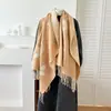 Bufanda de hilo transfronteriza europea y americana con letra H, moderna y a la moda, cálida y gruesa, con borlas largas, chal de doble cara y calentador de cuello