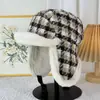 Gorra Retro de Estilo Coreano a Cuadros con Forro de Polar Lei Feng para Mujer, Gorra Cálida de Invierno con Visera Corta que Protege los Oídos, Gorra a Prueba de Viento para Ciclismo y Vuelo para Hombre