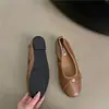 Sapatos Rasos Dourados Franceses Retrô para Mulheres 2025 Novo Estilo Laço Pequeno Fragrante Solado Macio Boca Rasa Sapatos de Vovó Sapatos de Bico
