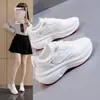 2026 Primavera Nuevo Estilo Coreano Transpirables Flyknit Zapatos de Mujer Estudiante Correr Zapatos Deportivos Zapatos Casuales de Mujer Venta al por Mayor Transfronteriza