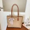 Bolsa de Mão Simples Nova de Verão 2026 Feminina para Trabalho Diário e Deslocamento, Bolsa Tote com Lenço Elegante de Grande Capacidade