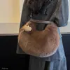 Nuevo bolso de hombro simple para mujer estilo commuter de otoño, bolso de mano de felpa de moda 2026, bolso cruzado versátil para debajo del brazo