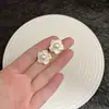Pendientes de botón de flor de perla barroca suave estilo francés, elegantes y etéreos, diseño de lujo ligero de celebridad de Internet de moda, pendientes frescos