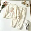 Conjunto de Dos Piezas Casual Versátil para Niñas de Estilo Coreano en Color Crema con Sudadera Estampada Linda y Pantalones Largos