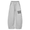 Pantalones jogger grises con cordón, decoración de remaches en los bolsillos, estampado de letras en el cuerpo, corte holgado, dobladillo curvo con puños ajustables