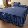 Saia de cama acolchoada de veludo cristal espesso com protetor de colchão de renda, capa simples antiderrapante à prova de poeira para colchão Simmons de veludo de leite