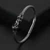 Pulsera de acero de titanio con calavera de personalidad dominante de AliExpress, pulsera retro gótica de doble calavera con alambre de acero al por mayor