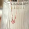 Collar de Trébol de Cuatro Hojas Rosa Flor de Cerezo Dulce para Mujer 2025 Nuevo Lujo Accesible Cadena para Clavícula Nicho Elegante Verano