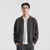 Además, la colección de otoño de 2026 presenta una chaqueta suéter de manga larga de alta gama para hombre hecha de una mezcla de lana con cremallera.